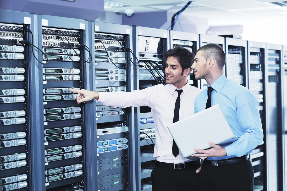 Techniker im Serverraum